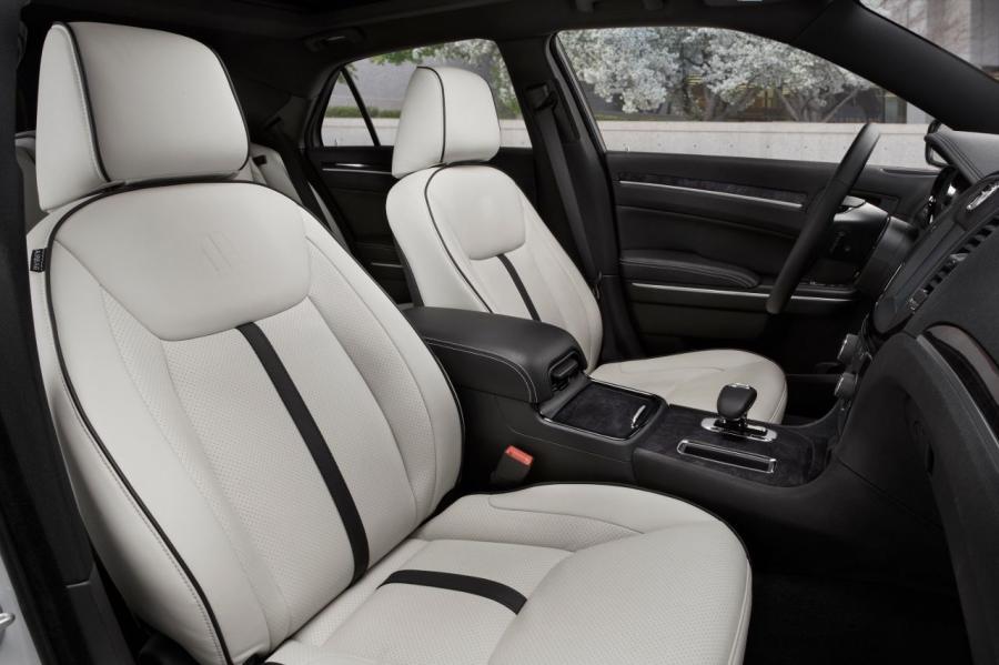  Chrysler 300C Motown Edition 2013 года  (фото 35 из 39)